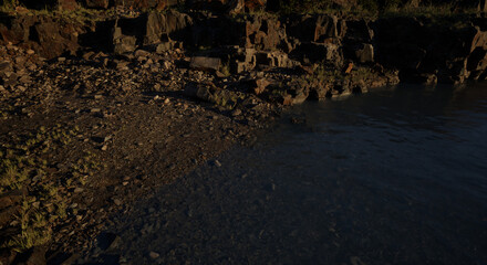 崖の風景　夕方の水鏡に映る原初の地
