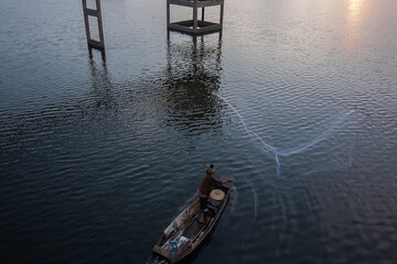 Obraz premium Fisherman of Bangpra Lake in action when fishing, Thailand.