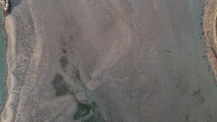Obraz premium Aerial View of Coastal Tidal Patterns and Sand Texture
