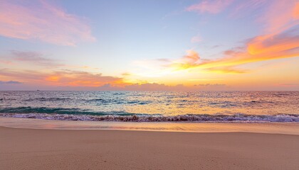 Fototapeta premium 夕焼けの海 - 広がる砂浜のパノラマ, Sunset Ocean - Expansive Sandy Beach Panorama