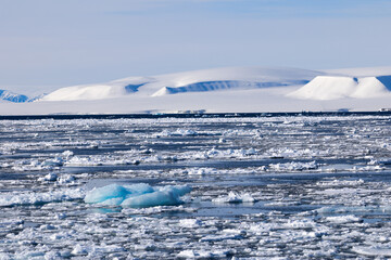 Floating ice on the ocean with mountains in the background in the arctic of Svalbard, Norway © Reto Ammann