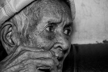 The old woman's felling lonely.(dementia and Alzheimer’s disease)