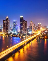 Obraz premium City skyline at night over a river