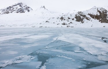 Floating ice on the ocean with mountains in the background in the arctic of Svalbard, Norway © Reto Ammann