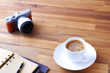 Obraz premium ミルクをたっぷり入れたコーヒー、カフェ・ラッテを飲みながら、日記をつけているイメージ 