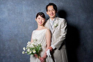 新郎新婦　ポートレート　黒背景　カメラ目線