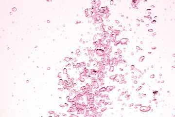 水中に舞い上がるたくさんの気泡.