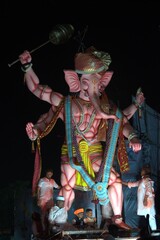 Obraz premium big standing ganpati from solapur Maharashtra. ganesh idol with gold ornaments 