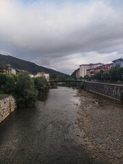 R&iacute;o de Villabona (Guip&uacute;zcoa) un d&iacute;a nublado.