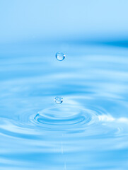 美しい水滴のアクションショット