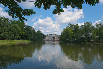 Łazienki - widok na pałac na wodzie