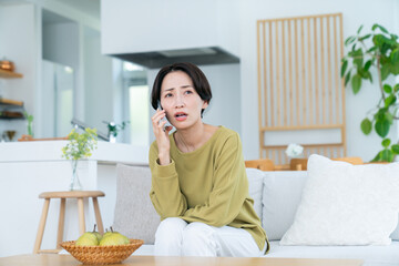 電話で悩むミドルの女性