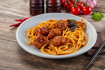 Meatballs with tomato sauce and spaghetti