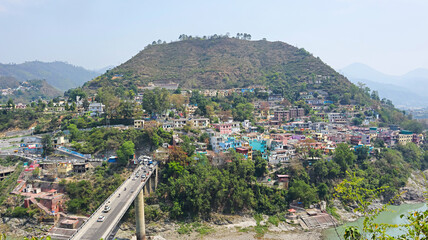 Obraz premium Panoramic cityscape of Srinagar, Uttarakhand, India, highlighted by the tranquil Alaknanda River.