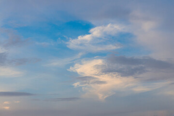 薄い雲が多い夕焼け空