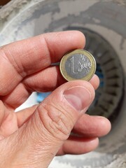 Moneta da 1 Euro nelle mani di un uomo