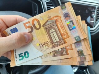 Banconote da 50 euro nelle mani di un uomo - ricchezza