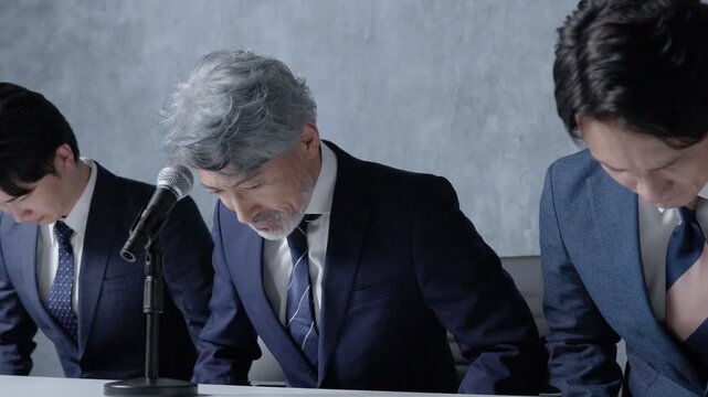 謝罪会見をするビジネスマン