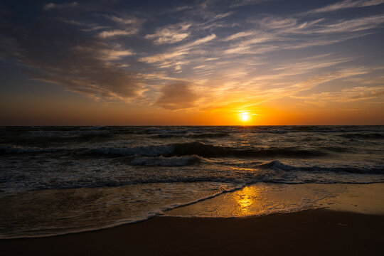 Bałtyk, Poland. Rowy o zachodzie słońca.