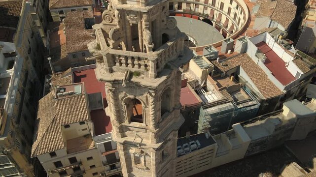 Toma a&eacute;rea con dron en movimiento circular alrededor de la torre de Santa Catalina en Valencia, comenzando con c&aacute;mara en picado y elevando la mirada en contrapicado para descubrir el horizonte urbano 