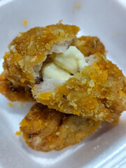 Cheese prawns or cheese prawns. The food menu at the Mie Gacoan restaurant has a crunchy texture...