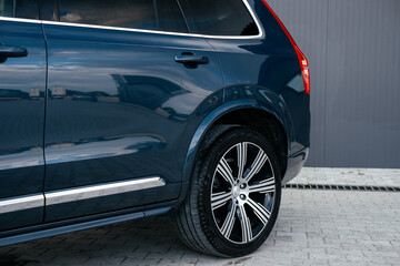 A luxurious and spacious three-row hybrid SUV with an elegant exterior and advanced safety features.