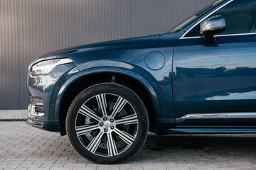 A luxurious and spacious three-row hybrid SUV with an elegant exterior and advanced safety features.