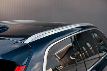 A luxurious and spacious three-row hybrid SUV with an elegant exterior and advanced safety features.