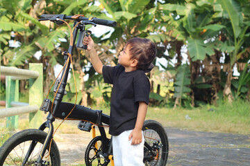 Obraz premium happy african american boy riding bike in park in summer