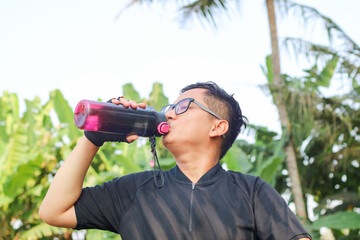 Fototapeta premium asian sportsman exercise drink water