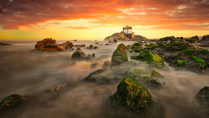 Europa, Portugal, Arcozelo. Capela Do Senhor De Pedra, Kapelle des Herrn von Stone, am Strand von Miramar, Praia de Miramar. Travel and art concept