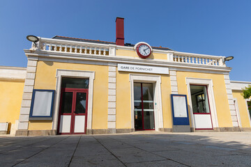 Gare de Pornichet avec horloge et ciel bleu en arrière-plan.