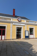 Gare de Pornichet avec horloge en plein soleil sous un ciel bleu.