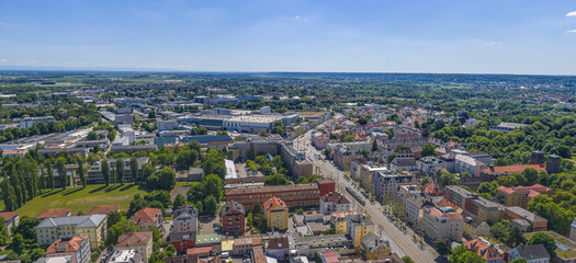 Fototapeta premium Die schwäbische Bezirkshauptstadt Augsburg aus der Vogelperspektive, Ausblick über die Gögginger Straße nach Süden
