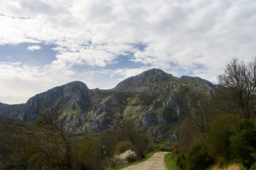 Expansive view of Montana Palentina with lush valleys and mountain peaks