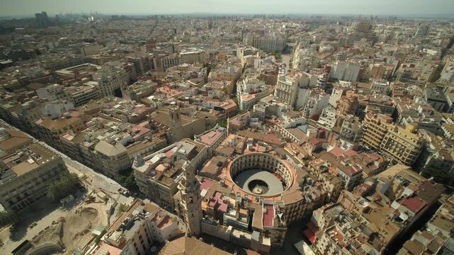 Toma a&eacute;rea con dron realizando un movimiento circular a una altura constante sobre la ciudad de Valencia, mostrando su arquitectura y paisaje urbano