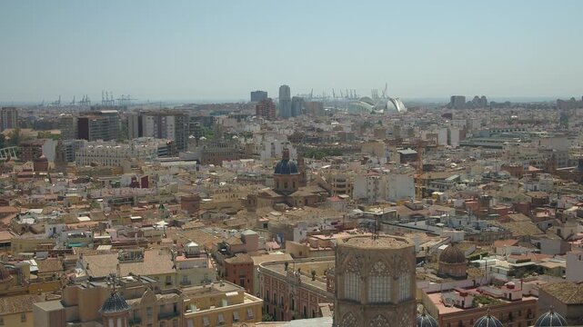 Toma a&eacute;rea con dron realizando un movimiento ascendente muy sutil sobre la ciudad de Valencia, con la Ciudad de las Artes y las Ciencias visible al fondo