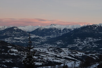 Obraz premium Montagnes des Alpes enneigées au crépuscule, avec un joli dégradé dans le ciel.