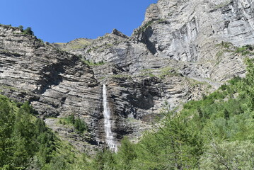Cascade au milieu des montagnes, située au cœur du Parc National des Écrins, lors d'un journée ensoleillée.