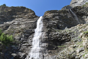 Cascade de la Pisse, située à Châteauroux-les-Alpes, en France. Cette chute d'eau naturelle se trouve au cœur du Parc National des Écrins.