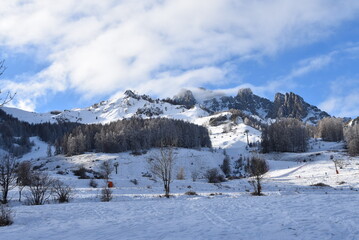 Station de ski de Réallon enneigée, avec le Pic des Chabrières ensoleillé.