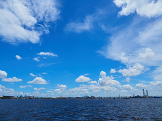 夏の綺麗な青空と名古屋港の風景