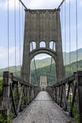 Obraz premium 歴史的な木造吊り橋と山の風景が美しい長野県の桃介橋