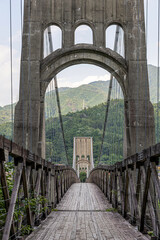 Fototapeta premium 歴史的な木造吊り橋と山の風景が美しい長野県の桃介橋