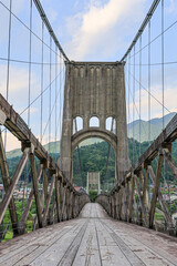 歴史的な木造吊り橋と山の風景が美しい長野県の桃介橋