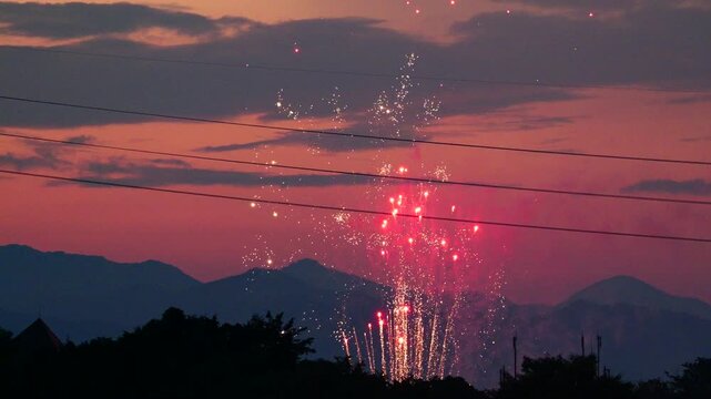 夕空に映える打ち上げ花火（八王子花火大会）地上付近の花火有り　電線越し