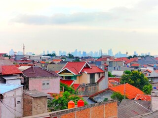 Obraz premium A tall, multi-story building that is visible from the residential area.