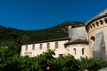 Fototapeta premium Abbaye de Gellone – Sérénité Romane au Cœur de la Nature