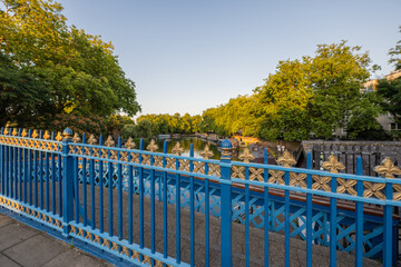 Brücke mit Blick auf Little Venice – Kanäle in Paddington, London