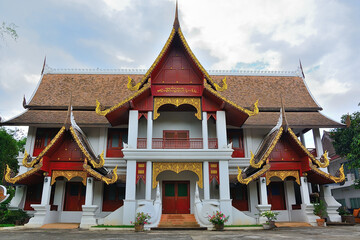 Naklejka premium Traditional thai temple exhibiting ornate architecture and design